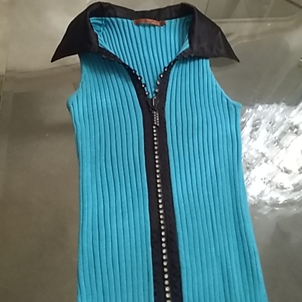 Gorgeous electric blue top w/ satin collar